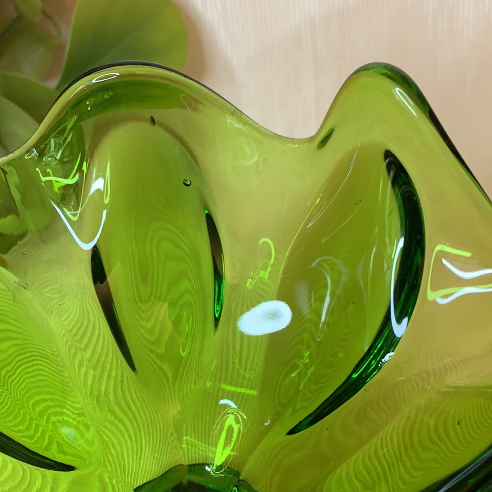 Vintage L. E. Smith emerald green scalloped handkerchief pedestal dish - Picture 8 of 10